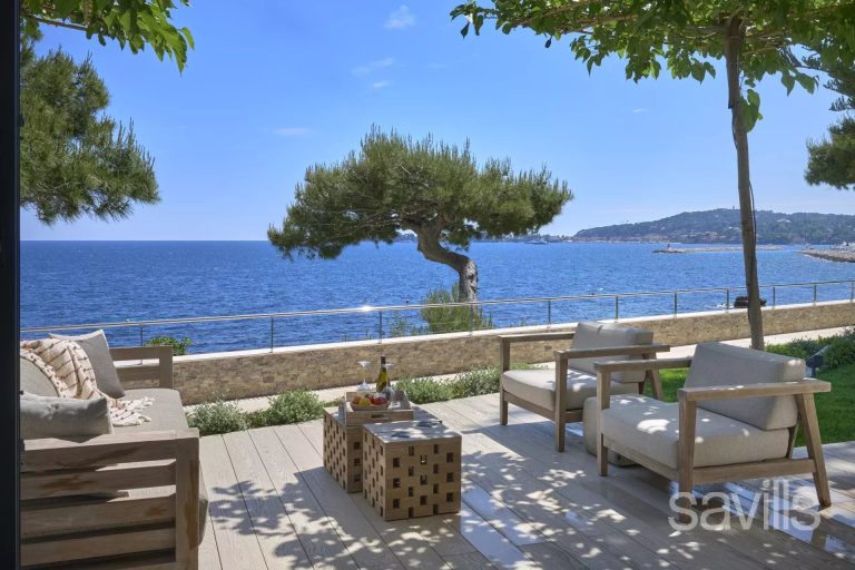 Exquisite Beachfront Villa in Beaulieu