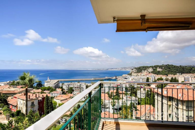 Luxury apartment with panoramic sea view terrace