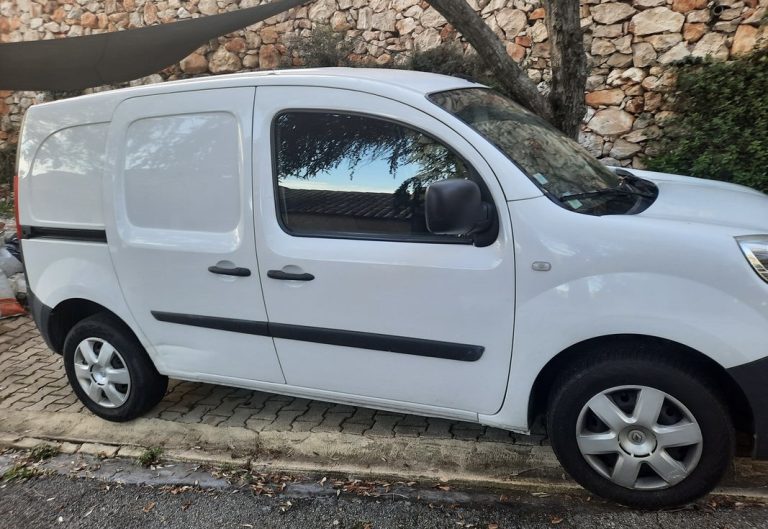 Renault Kangoo – Excellent Condition, Low Mileage
..