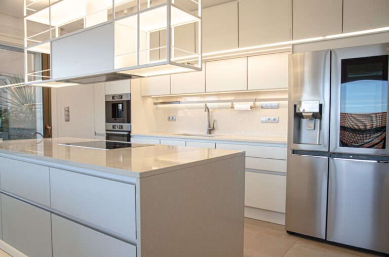 Spacious renovated 3 bedroom apartment with a larg..