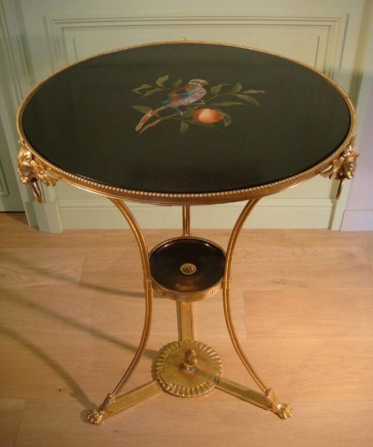 Table (geridon) in black marble and chiselled gilt..