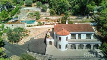 Renovated villa in a quiet area with panoramic view and swimming-pool