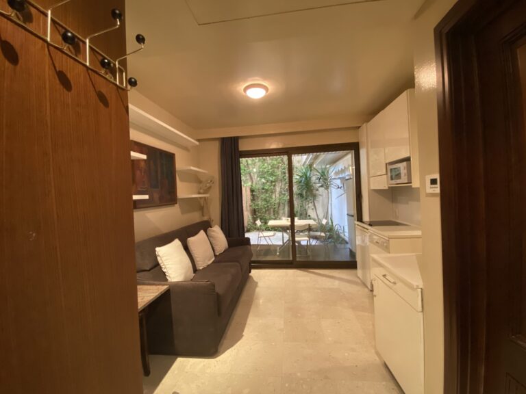 For Rent Studio with Private Garden – Beverly Pala..