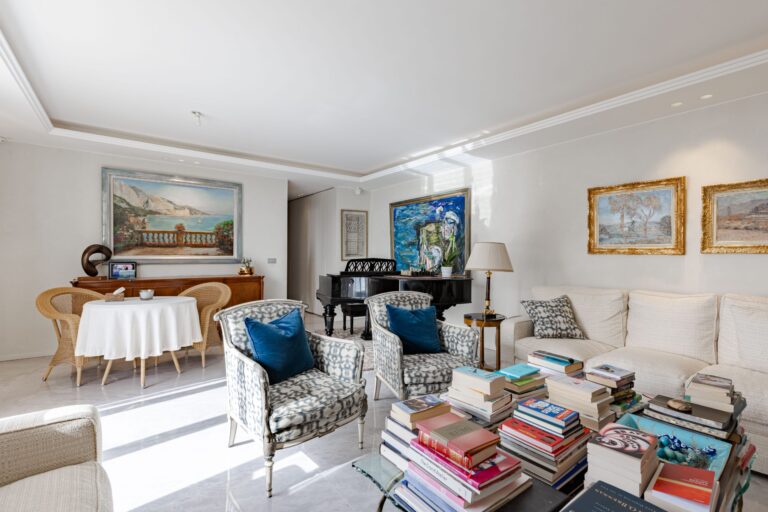 For Sale: Luxurious 2-Bedroom Apartment with Stunn..