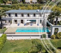 Contemporary Villa with Tennis court walking distance from the beach