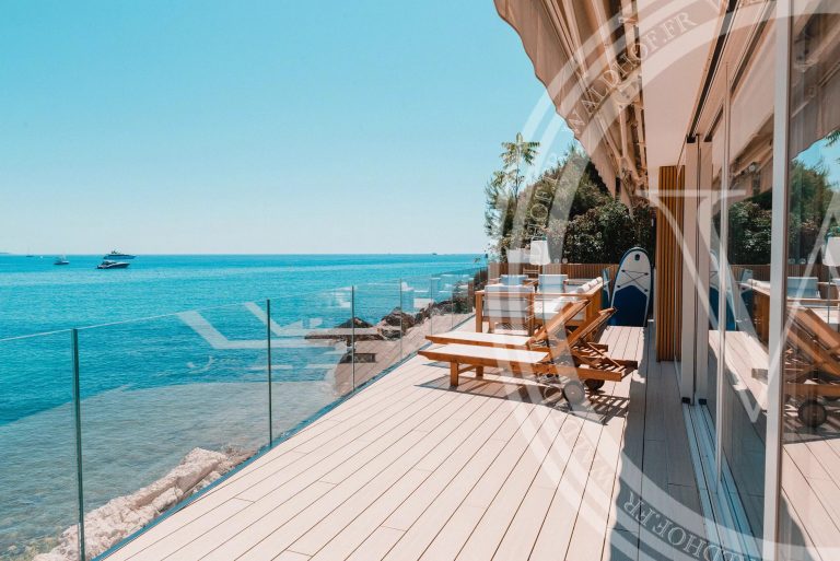 Waterfront villa close to bakery and amenities