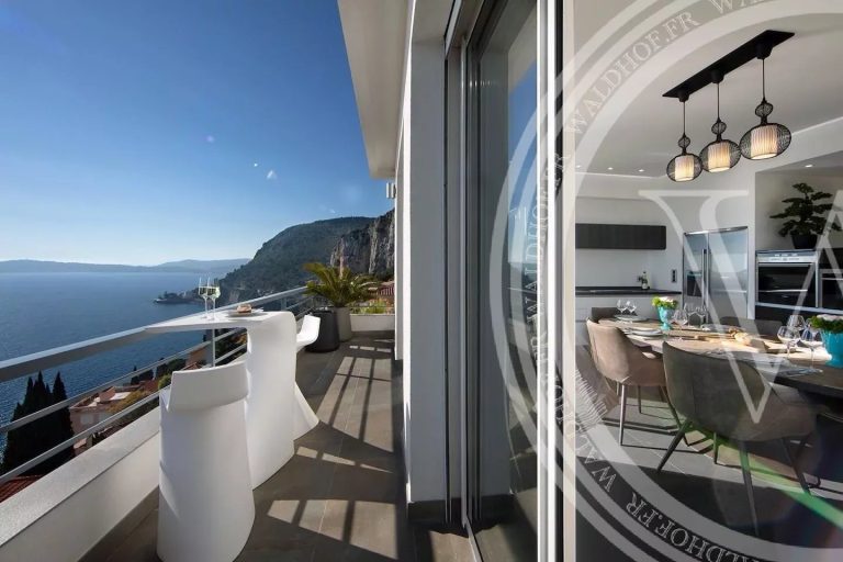 Villa of 4 bedrooms completely renovated at 5 minutes from Monaco, in a private domain.