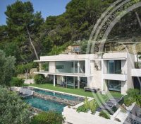 Superb contemporary villa with sea view and roof terrace.