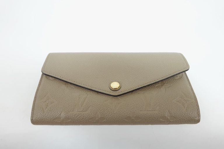 Louis Vuitton Monogram Tourterelle Wallet

Price: ..