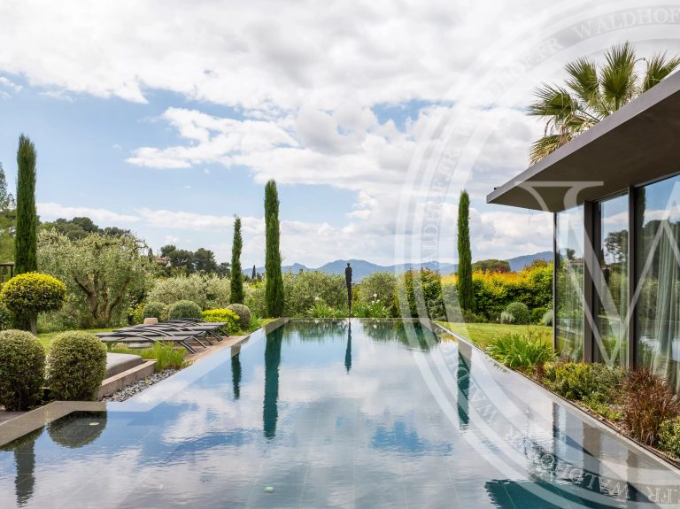 Splendid, luxurious contemporary villa in Mougins.
