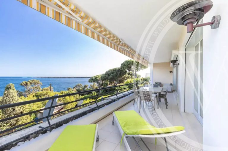 2-bedroom flat with sea view in Cannes