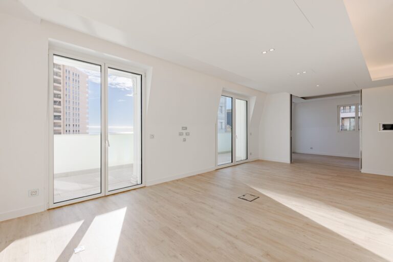 Prestigious 5-Room Apartment for Rent – Carré d’Or..