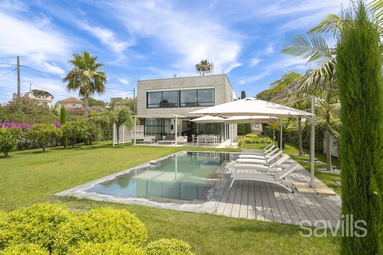 A magnificent refurbished property with pool