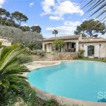 Charming villa with pool and garage – Featured