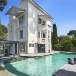 Beautifully presented villa with 4 en suite bedrooms, set in flat grounds of approximately 1,400 sq m with pool. Available for short term rent via Savills Seasonal Rentals. – Gallery 1