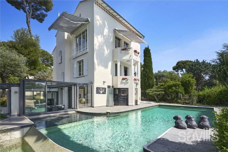 Beautifully presented villa with 4 en suite bedrooms, set in flat grounds of approximately 1,400 sq m with pool. Available for short term rent via Savills Seasonal Rentals.