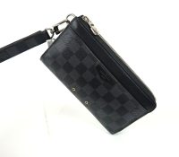 Louis Vuitton Long Damier Graphite Black Wallet

T..
