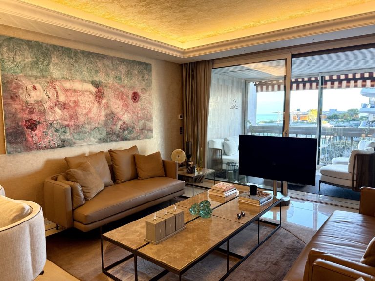 Elegant 2-Bedroom Apartment with Lovely Sea Views
..