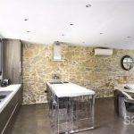 Beautifully presented villa with 4 en suite bedrooms, set in flat grounds of approximately 1,400 sq m with pool. Available for short term rent via Savills Seasonal Rentals. – Gallery 6