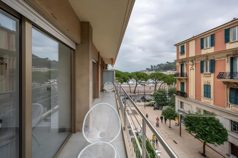 Renovated and bright 3-room apartment – Located at Port Hercule
