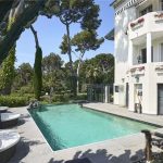 Beautifully presented villa with 4 en suite bedrooms, set in flat grounds of approximately 1,400 sq m with pool. Available for short term rent via Savills Seasonal Rentals. – Gallery 2