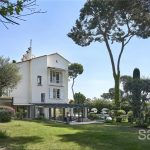 Beautifully presented villa with 4 en suite bedrooms, set in flat grounds of approximately 1,400 sq m with pool. Available for short term rent via Savills Seasonal Rentals. – Gallery 3