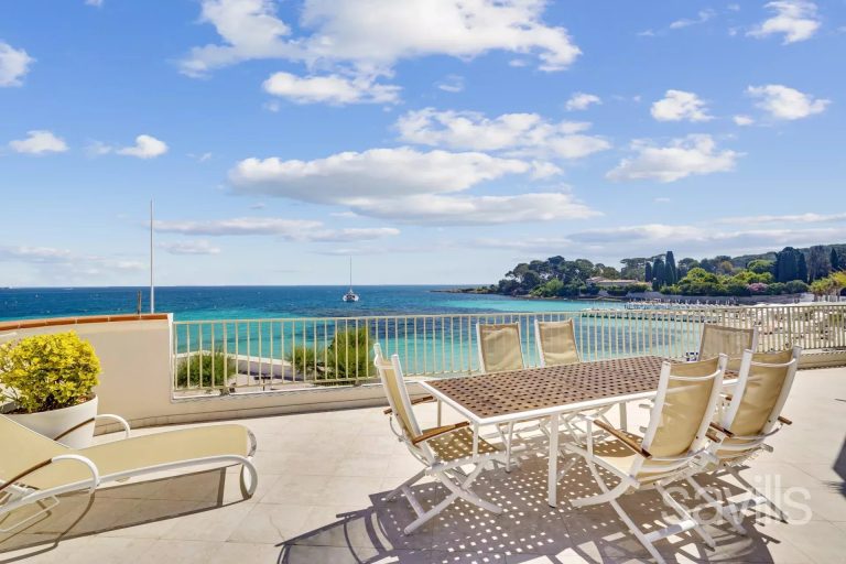 Superb 3-bedroom apartment, facing the sea