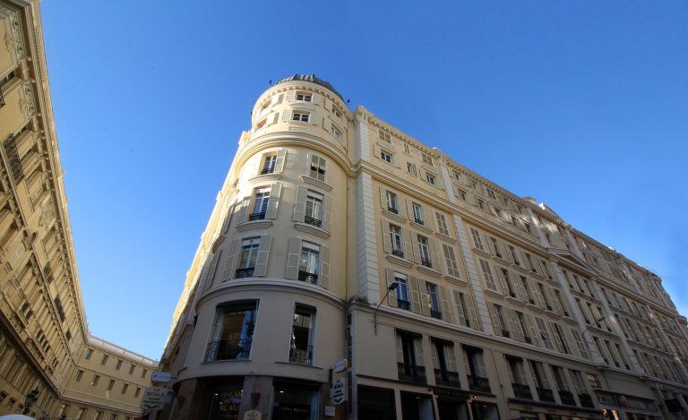 FOR RENT – STUDIO IN THE HEART OF THE GOLDEN SQUAR..