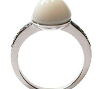 Button Pearl Diamond Gold Ring

Price: €4,100
Soph..