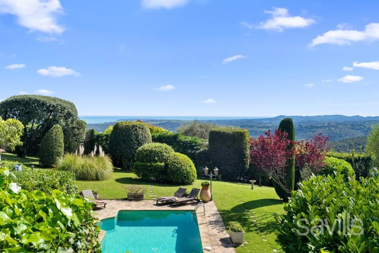Sea view in a private and secure estate