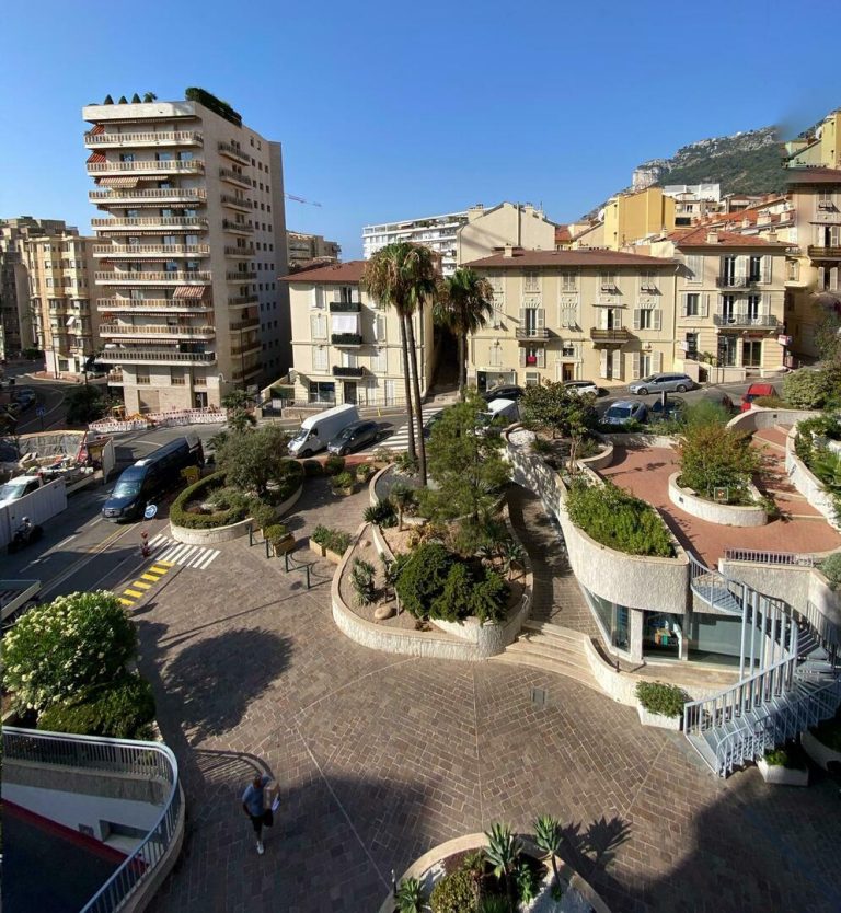 FOR SALE – SPACIOUS STUDIO WITH PARKING & CELLAR
L..