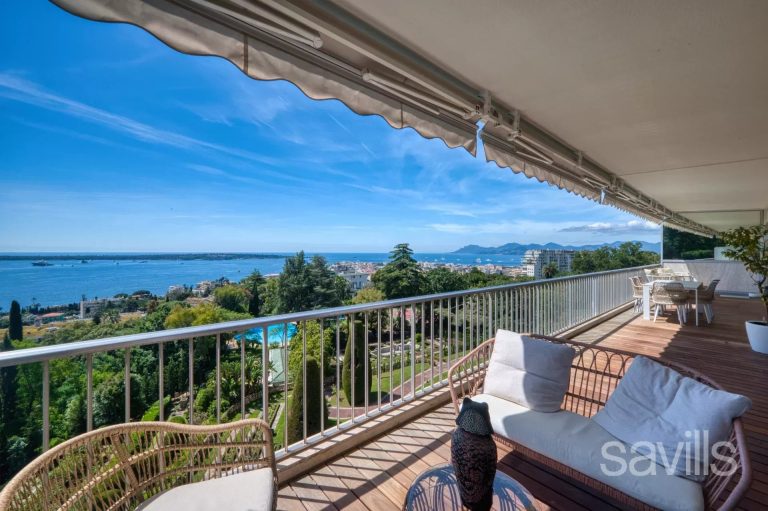 A stunning apartment, boasting sea views