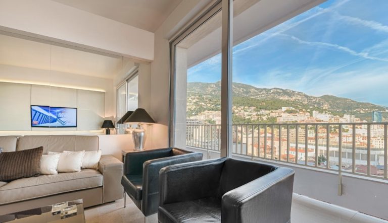FOR SALE – Renovated 4-Room Apartment with Sea Vie..