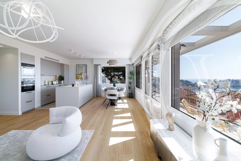 Villefranche-sur-Mer : TOP FLOOR MODERN-STYLE RENOVATED APARTMENT WITH ROOFTOP PANORAMIC TERRACE