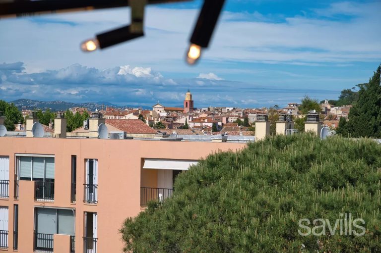 Superb 3 beds flat for sale in Saint-Troopez, with an open view over the village and with a private parking.
