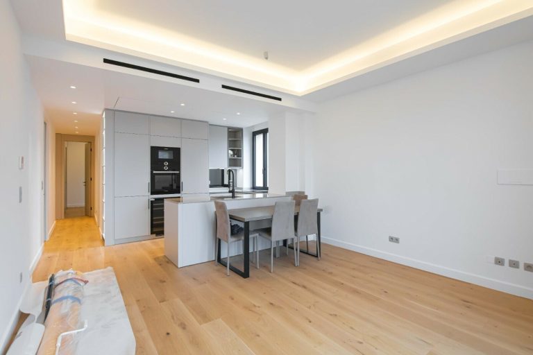 FOR SALE – RENOVATED 3-ROOM APARTMENT WITH SEA AND..