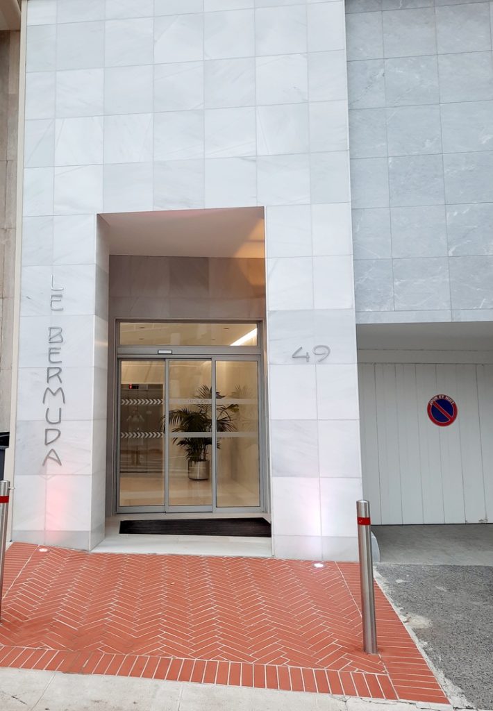The apartment is arranged as follows: Entrance hal..