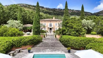 Charming country house with 2.5 hectares of land