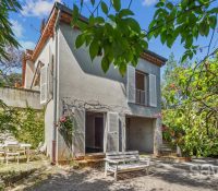Charming villa to be refurbished in the heart of a peaceful, lush setting