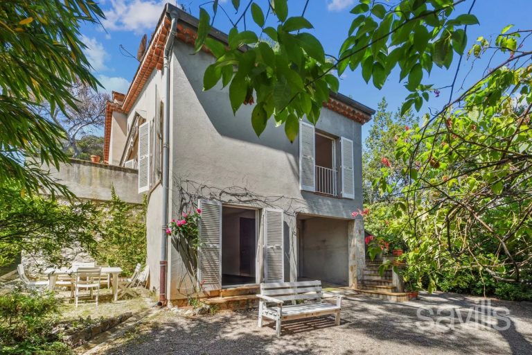 Charming villa to be refurbished in the heart of a peaceful, lush setting