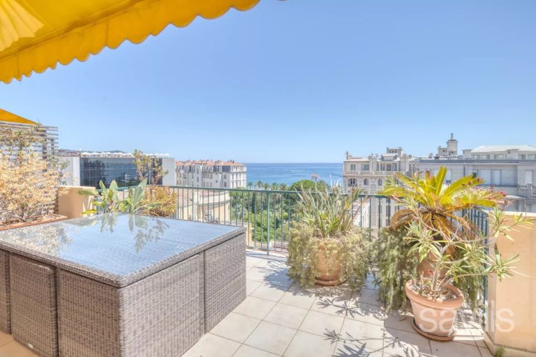 Top floor three bedrooms with sea view