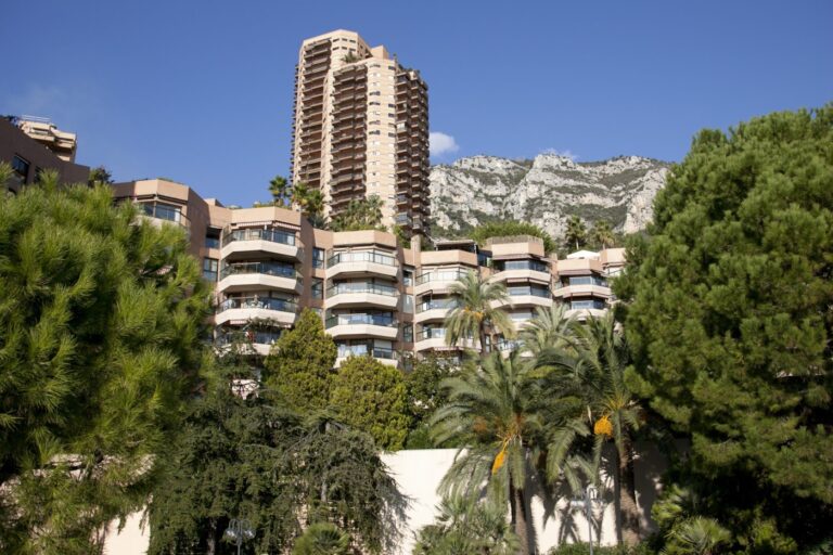 Located in the secure and recent residence Monte C..