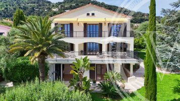 Renovated property with swimming pool and outbuilding