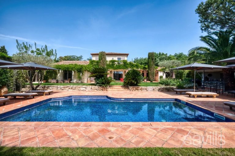 Provencal villa at the foot of the village of Grimaud