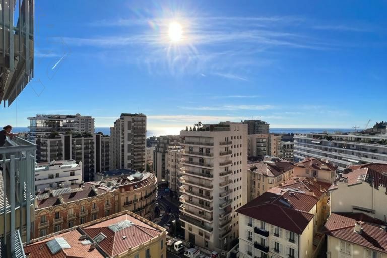 FOR SALE – BRIGHT 3-ROOM APARTMENT WITH SEA VIEW –..