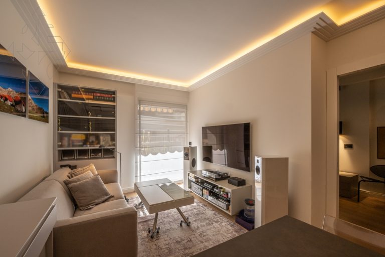 OFF MARKET – DESIGNER 2-ROOM APARTMENT WITH LARGE ..