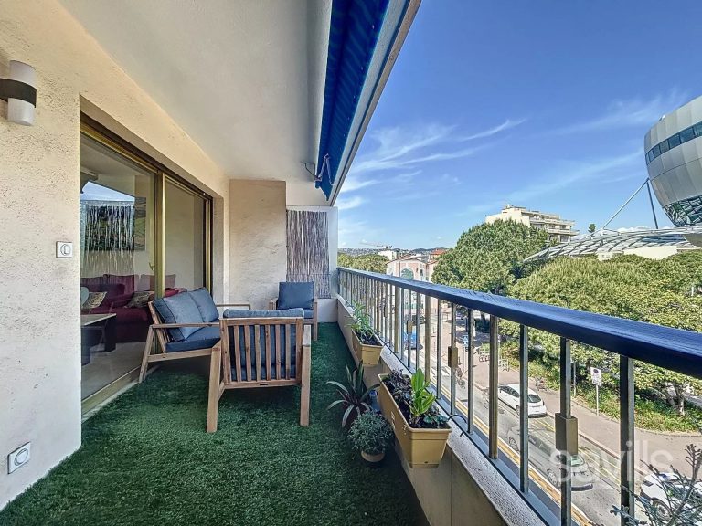 A one bedroom apartment near the beaches