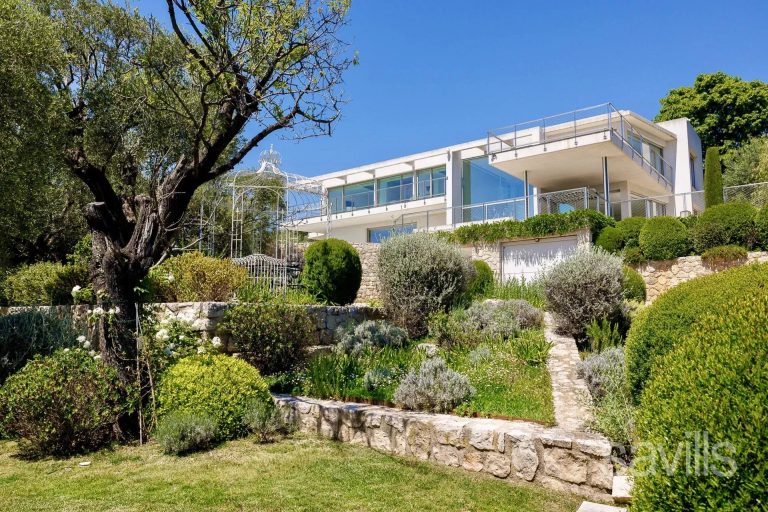 Contemporary Villa overlooking both Bays