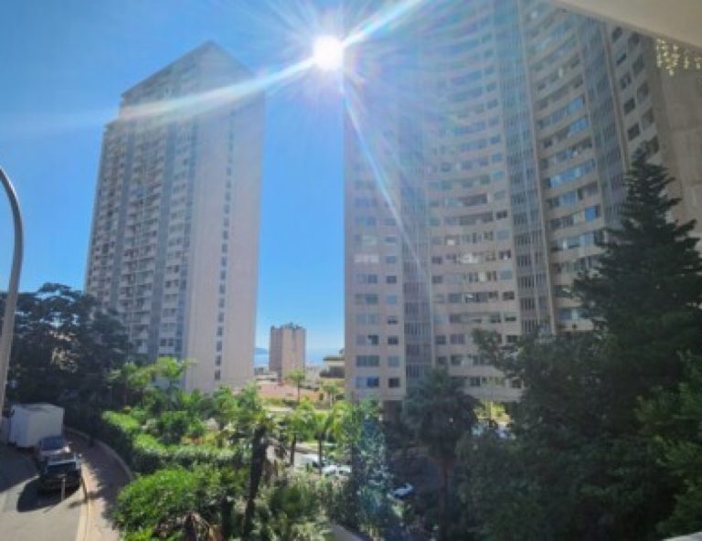Situated in the Auteuil residence with concierge s..