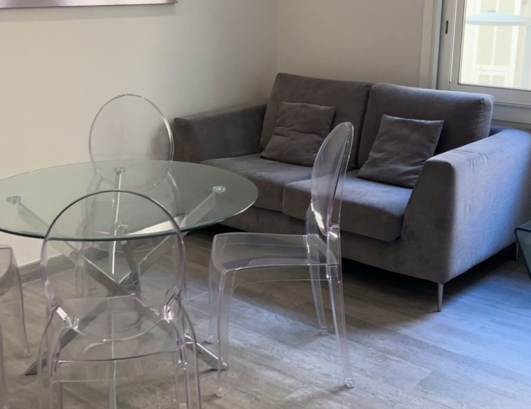 For Sale – Charming 2-Room Apartment in a Bourgeois Building – Central Location